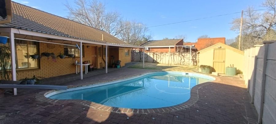 4 Bedroom Property for Sale in Langenhovenpark Free State